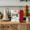 Yankee Candle Book Adventskalender 2025 in Buchform mit 24 Duftkerzen und Glas-Photophor für festliche Wohlfühlmomente.