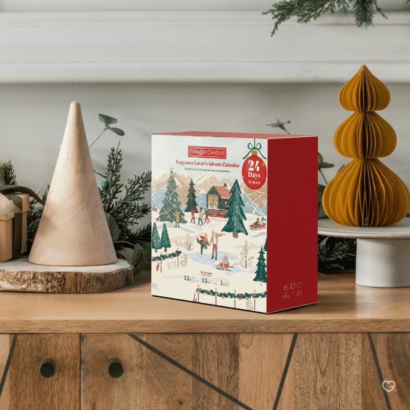 Yankee Candle Book Adventskalender 2025 in Buchform mit 24 Duftkerzen und Glas-Photophor für festliche Wohlfühlmomente.