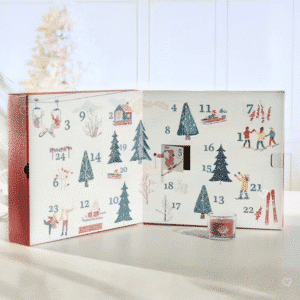 Yankee Candle Book Adventskalender 2025 in Buchform mit 24 Duftkerzen und Glas-Photophor für festliche Wohlfühlmomente.
