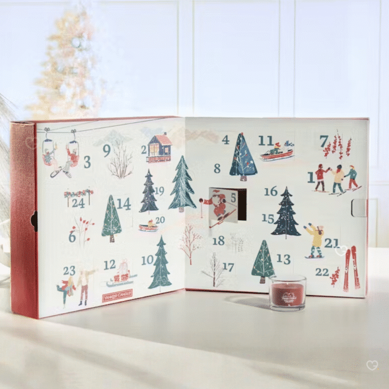 Yankee Candle Book Adventskalender 2025 in Buchform mit 24 Duftkerzen und Glas-Photophor für festliche Wohlfühlmomente.