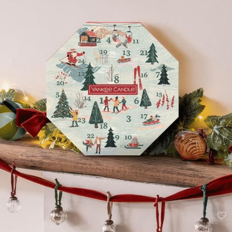 Yankee Candle Wreath Adventskalender 2025 mit 24 Duft-Teelichtern und Glashalter in festlicher Kranzbox für Duftliebhaber:innen.