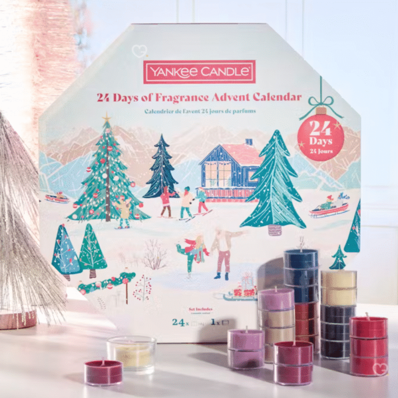 Yankee Candle Wreath Adventskalender 2025 mit 24 Duft-Teelichtern und Glashalter in festlicher Kranzbox für Duftliebhaber:innen.