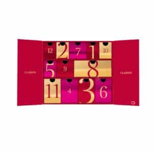 Clarins Beauty-Adventskalender 2026 mit geöffneten Türchen und nummerierten Schubladen