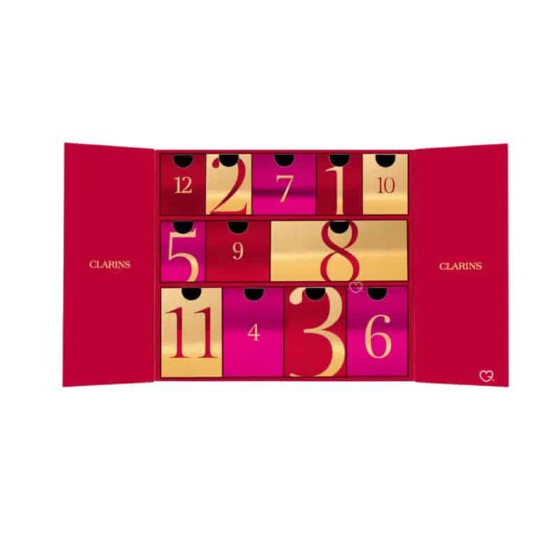 Clarins Beauty-Adventskalender 2026 mit geöffneten Türchen und nummerierten Schubladen