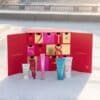 Clarins Kosmetik-Adventskalender 2026 mit fünf Pflegeprodukten im Schnee