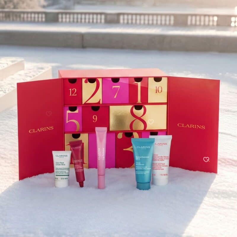 Clarins Kosmetik-Adventskalender 2026 mit fünf Pflegeprodukten im Schnee
