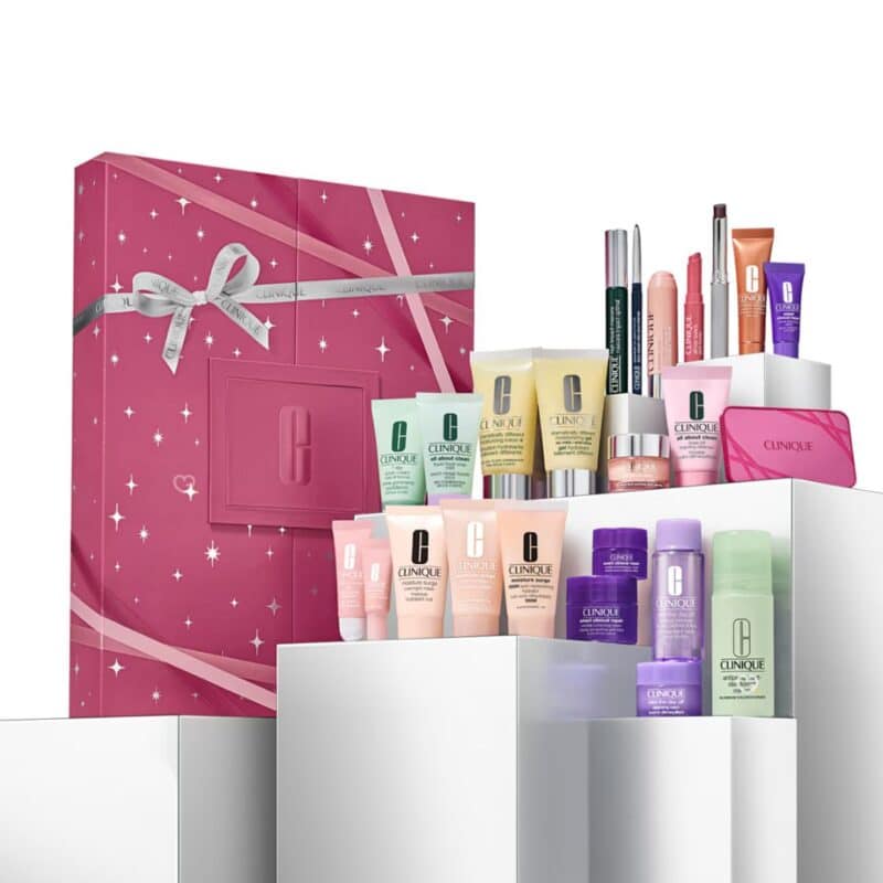 Clinique Adventskalender 2026, alle Produkte ausgepackt auf weissem Hintergrund
