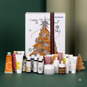Korres Adventskalender 2026, alle Naturkosmetik-Produkte vor der Box aufgereiht