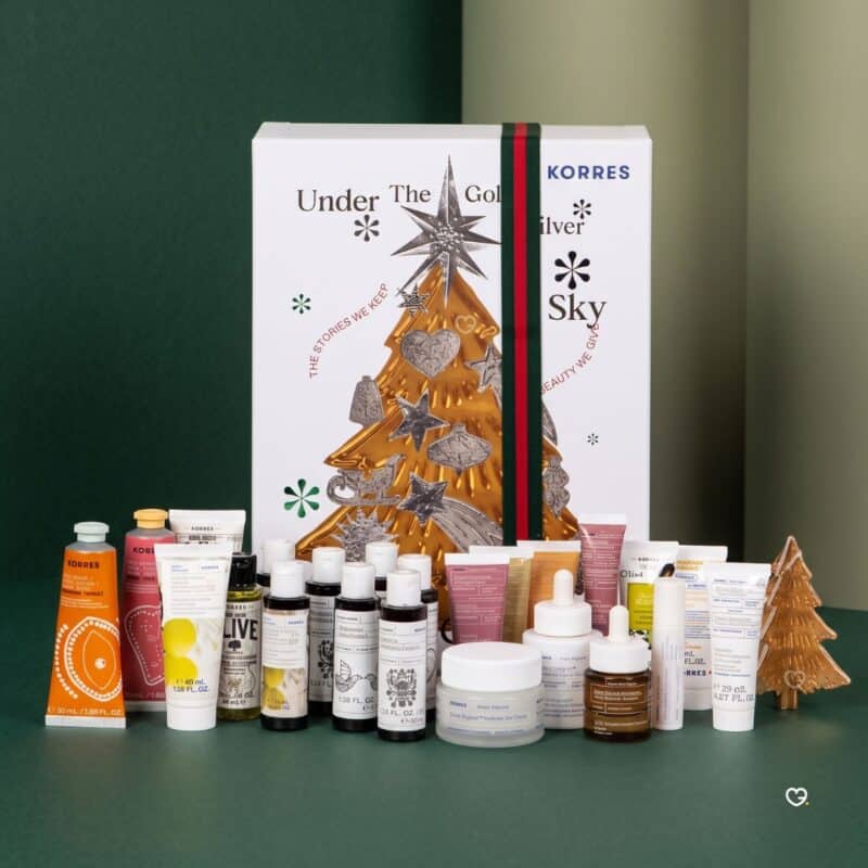 Korres Adventskalender 2026, alle Naturkosmetik-Produkte vor der Box aufgereiht