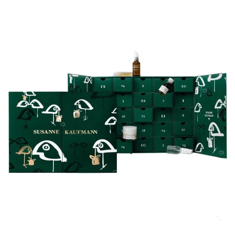 Susanne Kaufmann Adventskalender 2026, Box von oben mit grünem Vogelmotiv und geöffneten Türchen