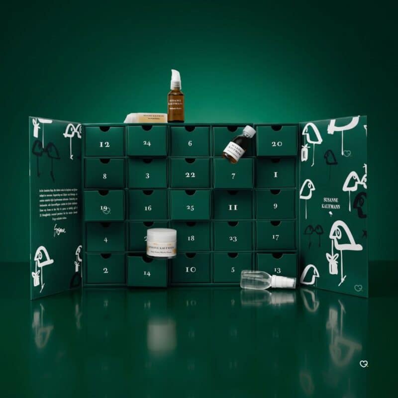 Susanne Kaufmann Adventskalender 2026 geöffnet, 25 nummerierte Schubladen mit sichtbaren Naturkosmetik-Produkten