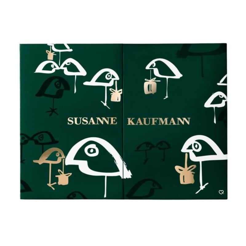 Susanne Kaufmann Adventskalender 2026, geschlossene Box flach liegend, grüner Deckel mit Vogelmotiv und goldenem Logo
