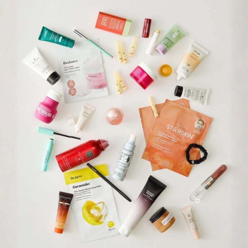 Geöffneter Zalando Beauty Adventskalender 2026 mit sichtbaren Türchen und einzelnen Beauty-Produkten