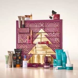 asambeauty Pflege-Box des AsamBeauty Adventskalenders 2026 geoeffnet mit Produkten