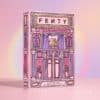 Fenty Beauty Adventskalender 2026, Box vor Regenbogen-Hintergrund