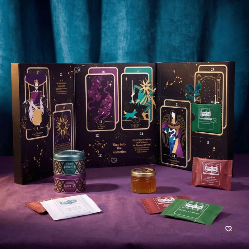 Kusmi Tea Adventskalender 2026 geöffnet mit 20 Bio-Tees und zwei Signature-Dosen