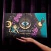 Kusmi Tea Bio-Tee Adventskalender 2026 als Geschenk in der Hand gehalten
