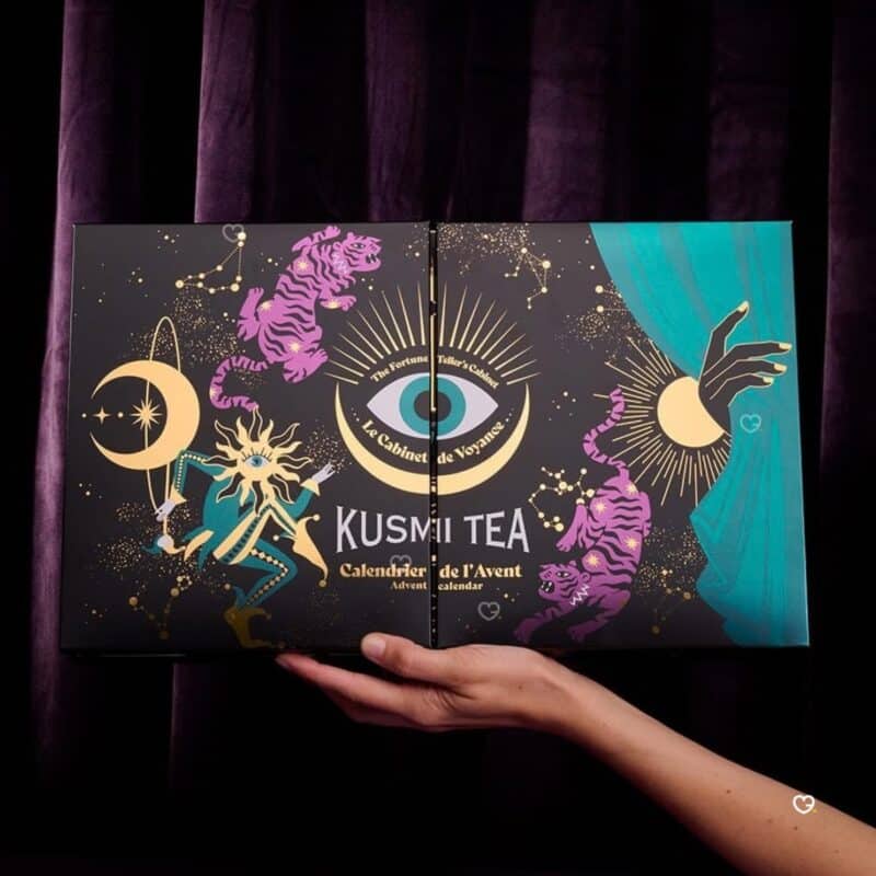 Kusmi Tea Bio-Tee Adventskalender 2026 als Geschenk in der Hand gehalten