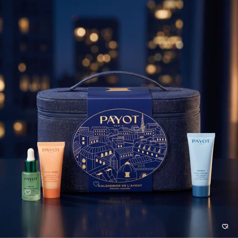 Payot Adventskalender 2026, Denim-Tasche mit drei Pflegeprodukten vor stimmungsvollem dunklem Hintergrund