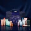 Payot Adventskalender 2026, aufgereihte Pflegeprodukte auf blauem Hintergrund