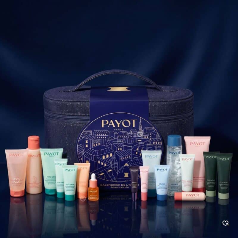 Payot Adventskalender 2026, aufgereihte Pflegeprodukte auf blauem Hintergrund