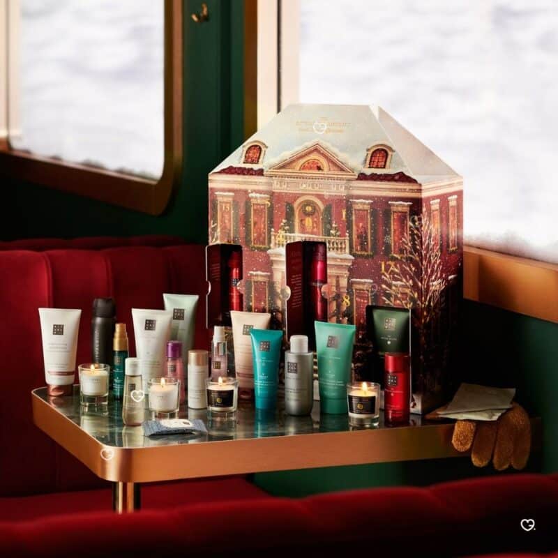 Geöffneter Rituals Adventskalender 2026 mit allen Produkten auf einem Tablett