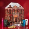 Rituals Adventskalender 2026 mit Pflegeprodukten vor der Stadthaus-Box