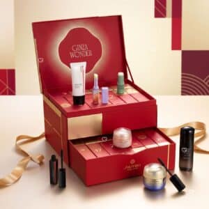 Geoeffneter Shiseido Adventskalender 2026 mit ausgepackten Pflege- und Make-up-Produkten rund um die GINZA-WONDER-Box