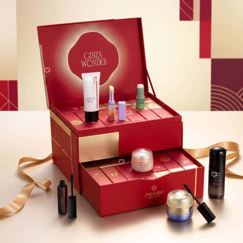 Geoeffneter Shiseido Adventskalender 2026 mit ausgepackten Pflege- und Make-up-Produkten rund um die GINZA-WONDER-Box
