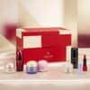 Shiseido Adventskalender 2026 mit einer Auswahl an Gesichtspflege und Make-up vor der Box