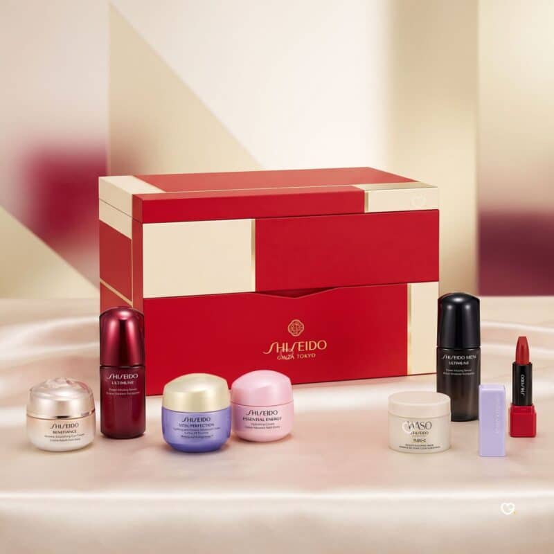 Shiseido Adventskalender 2026 mit einer Auswahl an Gesichtspflege und Make-up vor der Box