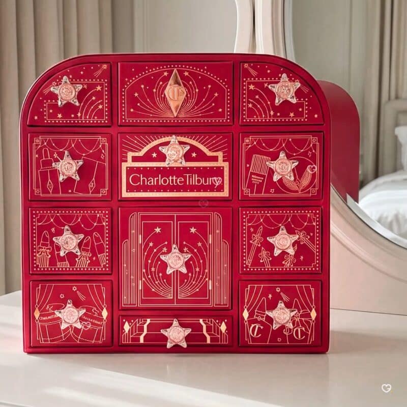 Charlotte Tilbury Adventskalender 2026 auf einer weißen Konsole vor einem Spiegel