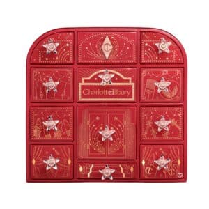 Charlotte Tilbury Adventskalender 2026, geschlossene rote Beauty-Box mit 12 Türchen vor weißem Hintergrund