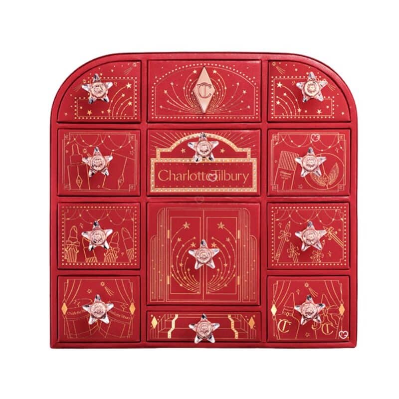 Charlotte Tilbury Adventskalender 2026, geschlossene rote Beauty-Box mit 12 Türchen vor weißem Hintergrund