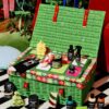 Lush Adventskalender 2026 geöffnet, alle 25 veganen Produkte auf zwei Plateaus sichtbar