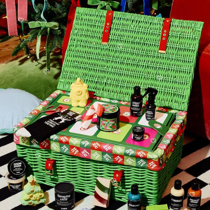 Lush Adventskalender 2026 geöffnet, alle 25 veganen Produkte auf zwei Plateaus sichtbar