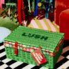Lush Adventskalender 2026 als Weidenkorb unter dem Weihnachtsbaum