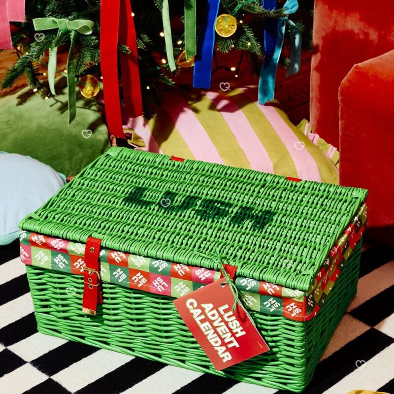 Lush Adventskalender 2026 als Weidenkorb unter dem Weihnachtsbaum
