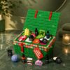 Ausziehbares Plateau des Lush Adventskalender 2026 mit veganen Beauty-Produkten in Szene gesetzt