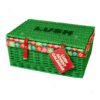 Lush Adventskalender 2026, geschlossener grüner Weidenkorb mit roten Lederriemen