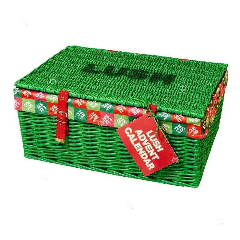 Lush Adventskalender 2026, geschlossener grüner Weidenkorb mit roten Lederriemen
