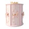 Plouise Adventskalender 2026 „What Glows Around“, beleuchtetes Karussell in Rosa und Gold vor hellem Hintergrund