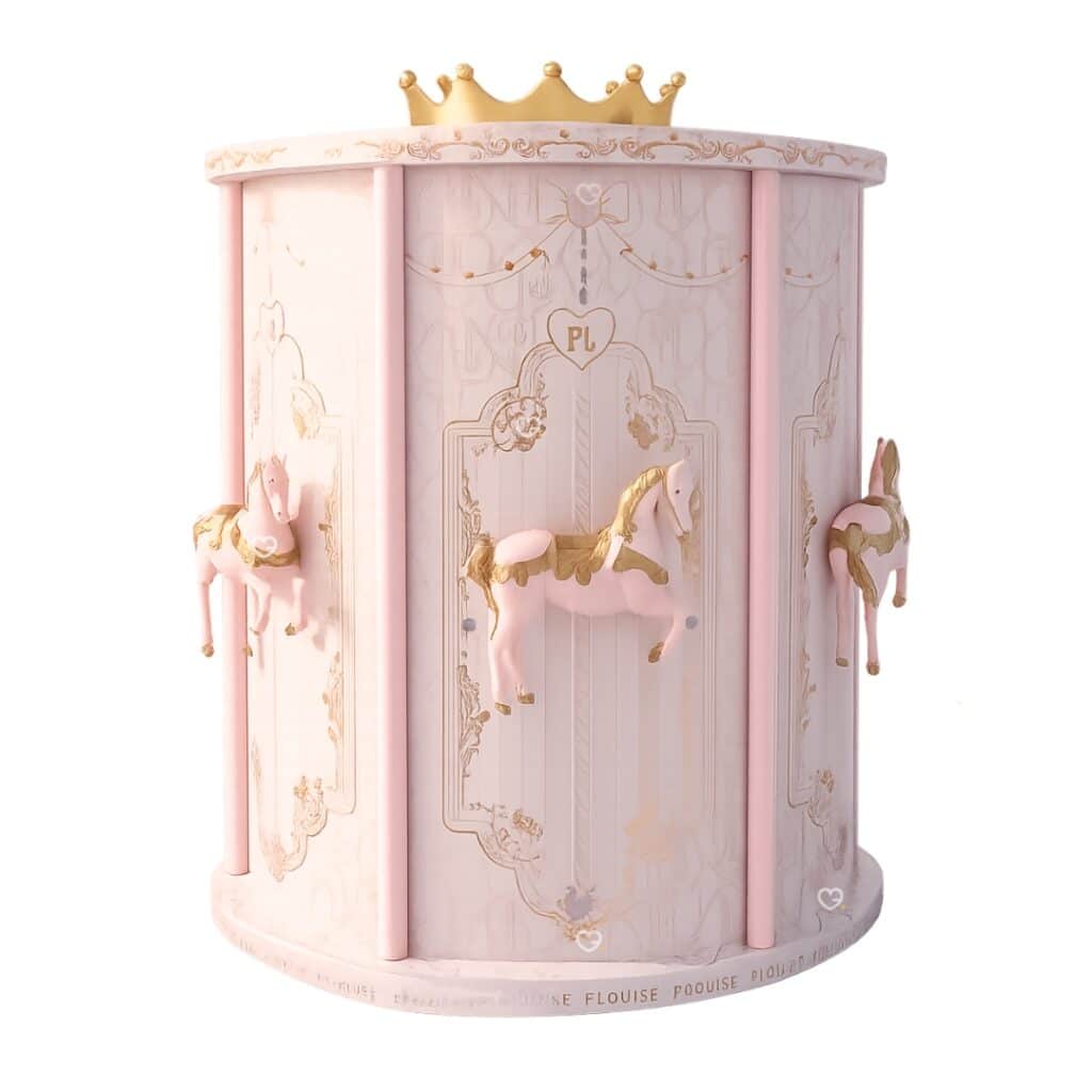 Plouise Adventskalender 2026 „What Glows Around“, beleuchtetes Karussell in Rosa und Gold vor hellem Hintergrund