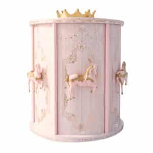 Plouise Adventskalender 2026 „What Glows Around“, beleuchtetes Karussell in Rosa und Gold vor hellem Hintergrund