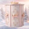 Plouise Adventskalender 2026, Karussell im verschneiten Walddekor