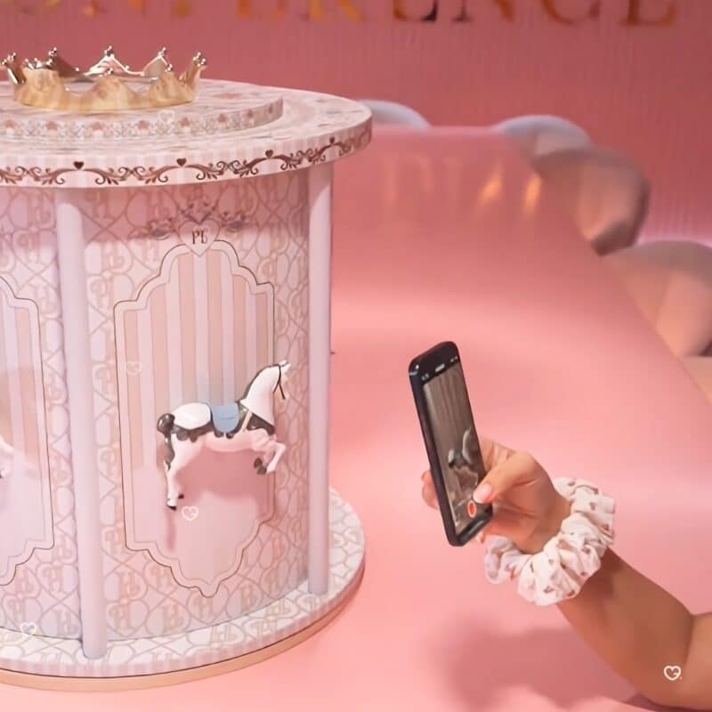 Plouise Beauty-Adventskalender 2026, Smartphone-Aufnahme beim Auspacken