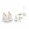 Die vier Adventskerzen des Swarovski Adventskalenders 2026 auf ihrem Kristallsockel mit Kris Baer, einem Kristallbaum und einem Kristallstern