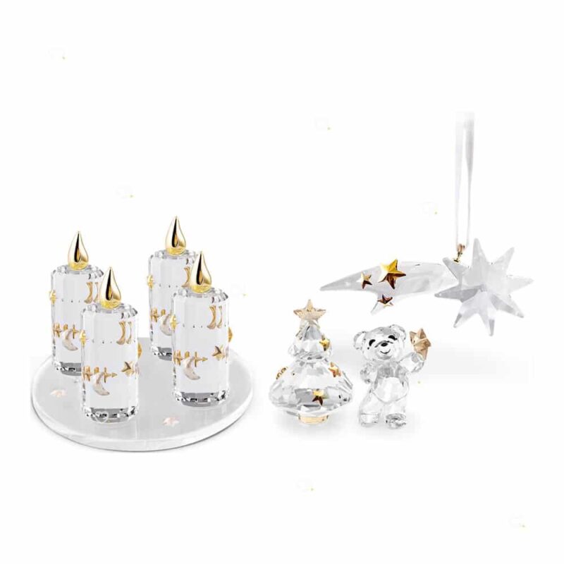 Die vier Adventskerzen des Swarovski Adventskalenders 2026 auf ihrem Kristallsockel mit Kris Baer, einem Kristallbaum und einem Kristallstern