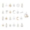 Alle 25 Kristallobjekte des Swarovski Adventskalenders 2026 auf einen Blick: Adventskerzen, Sterne, Schneeflocken, Monde, Glocken, Kugeln, Kris Baer