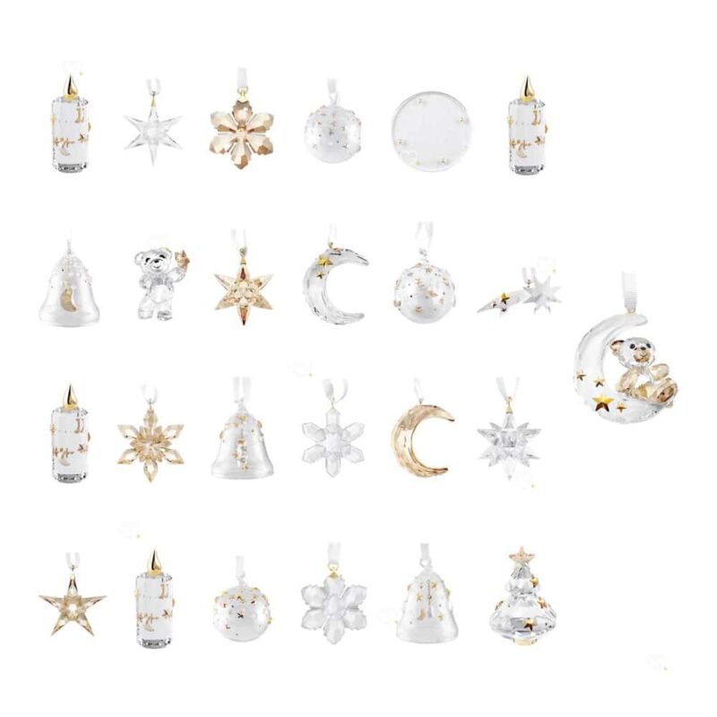 Alle 25 Kristallobjekte des Swarovski Adventskalenders 2026 auf einen Blick: Adventskerzen, Sterne, Schneeflocken, Monde, Glocken, Kugeln, Kris Baer